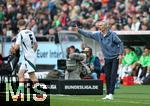 19.10.2024, Fussball 2. Bundesliga 2024/2025, 9. Spieltag, Hannover 96 - FC Schalke 04 , in der Heinz von Heiden Arena Hannover. (L-R) Derry-John Murkin (Schalke 04) und Trainer Kees van Wonderen (Schalke 04)


