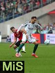 19.10.2024, Fussball 2. Bundesliga 2024/2025, 9. Spieltag, Hannover 96 - FC Schalke 04 , in der Heinz von Heiden Arena Hannover. (L-R) Enzo Leopold (Hannover) gegen Kenan Karaman (Schalke 04)


