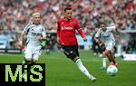 19.10.2024, Fussball 2. Bundesliga 2024/2025, 9. Spieltag, Hannover 96 - FC Schalke 04 , in der Heinz von Heiden Arena Hannover. (L-R) Lino Tempelmann (Schalke 04) gegen Bartlomiej Wdowik (Hannover)


