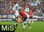 19.10.2024, Fussball 2. Bundesliga 2024/2025, 9. Spieltag, Hannover 96 - FC Schalke 04 , in der Heinz von Heiden Arena Hannover. (L-R) Max Grger (Schalke 04) gegen Nicolo Tresoldi (Hannover)


