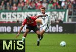 19.10.2024, Fussball 2. Bundesliga 2024/2025, 9. Spieltag, Hannover 96 - FC Schalke 04 , in der Heinz von Heiden Arena Hannover. (L-R) Jessic Ngankam (Hannover) gegen Paul Seguin (Schalke 04)


