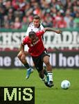 19.10.2024, Fussball 2. Bundesliga 2024/2025, 9. Spieltag, Hannover 96 - FC Schalke 04 , in der Heinz von Heiden Arena Hannover. (L-R) Paul Seguin (Schalke 04) gegen Jessic Ngankam (Hannover)


