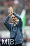 19.10.2024, Fussball 2. Bundesliga 2024/2025, 9. Spieltag, Hannover 96 - FC Schalke 04 , in der Heinz von Heiden Arena Hannover. Trainer Kees van Wonderen (Schalke 04) bedankt sich bei den mitgereisten Fans


