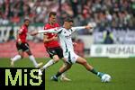 19.10.2024, Fussball 2. Bundesliga 2024/2025, 9. Spieltag, Hannover 96 - FC Schalke 04 , in der Heinz von Heiden Arena Hannover. (L-R) Fabian Kunze (Hannover) gegen Paul Seguin (Schalke 04)


