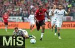 19.10.2024, Fussball 2. Bundesliga 2024/2025, 9. Spieltag, Hannover 96 - FC Schalke 04 , in der Heinz von Heiden Arena Hannover. (L-R) Ron Schallenberg (Schalke 04) gegen Jessic Ngankam (Hannover) und Mehmet Aydin (Schalke 04)(L-R) Ron Schallenberg (Schalke 04) gegen Jessic Ngankam (Hannover)


