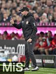 19.10.2024, Fussball 1. Bundesliga 2024/2025, 7. Spieltag,  FC Bayern Mnchen - VfB Stuttgart, in der Allianz-Arena Mnchen, Trainer Sebastian Hoene (Stuttgart) gestikuliert


