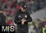 19.10.2024, Fussball 1. Bundesliga 2024/2025, 7. Spieltag,  FC Bayern Mnchen - VfB Stuttgart, in der Allianz-Arena Mnchen, Trainer Sebastian Hoene (Stuttgart) schaut auf seine Uhr 


