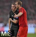 19.10.2024, Fussball 1. Bundesliga 2024/2025, 7. Spieltag,  FC Bayern Mnchen - VfB Stuttgart, in der Allianz-Arena Mnchen, Schiedsrichter Tobias Stieler (Obertshausen) und Harry Kane (FC Bayern Mnchen) diskutieren


