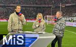 19.10.2024, Fussball 1. Bundesliga 2024/2025, 7. Spieltag,  FC Bayern Mnchen - VfB Stuttgart, in der Allianz-Arena Mnchen,v.l. Sky Moderator Sebastian Hellmann (Deutschland), Julia Simic und TV Experte Lothar Matthus (Deutschland)


