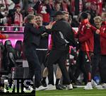 19.10.2024, Fussball 1. Bundesliga 2024/2025, 7. Spieltag,  FC Bayern Mnchen - VfB Stuttgart, in der Allianz-Arena Mnchen, Die Bank ausser Rand und Band v.l. Sportdirektor Christoph Freund (Bayern Mnchen) , Trainer Vincent Kompany (FC Bayern Mnchen) usw


