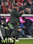 19.10.2024, Fussball 1. Bundesliga 2024/2025, 7. Spieltag,  FC Bayern Mnchen - VfB Stuttgart, in der Allianz-Arena Mnchen, Trainer Vincent Kompany (FC Bayern Mnchen) jubelt mit der Becker Faust


