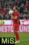 19.10.2024, Fussball 1. Bundesliga 2024/2025, 7. Spieltag,  FC Bayern Mnchen - VfB Stuttgart, in der Allianz-Arena Mnchen, Harry Kane (FC Bayern Mnchen) macht ein Selfie


