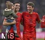 19.10.2024, Fussball 1. Bundesliga 2024/2025, 7. Spieltag,  FC Bayern Mnchen - VfB Stuttgart, in der Allianz-Arena Mnchen, Joao Palhinha (FC Bayern Mnchen) mit einem Jungen auf dem Arm hat Spass mit Thomas Mller (FC Bayern Mnchen) 


