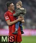 19.10.2024, Fussball 1. Bundesliga 2024/2025, 7. Spieltag,  FC Bayern Mnchen - VfB Stuttgart, in der Allianz-Arena Mnchen, Joao Palhinha (FC Bayern Mnchen) mit einem Jungen auf dem Arm


