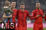 19.10.2024, Fussball 1. Bundesliga 2024/2025, 7. Spieltag,  FC Bayern Mnchen - VfB Stuttgart, in der Allianz-Arena Mnchen, Joao Palhinha (FC Bayern Mnchen) mit einem Jungen auf dem Arm hat Spass mit Thomas Mller (FC Bayern Mnchen) und Leroy Sane (Bayern Mnchen) 


