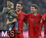 19.10.2024, Fussball 1. Bundesliga 2024/2025, 7. Spieltag,  FC Bayern Mnchen - VfB Stuttgart, in der Allianz-Arena Mnchen, Joao Palhinha (FC Bayern Mnchen) mit einem Jungen auf dem Arm hat Spass mit Thomas Mller (FC Bayern Mnchen) 


