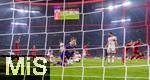 19.10.2024, Fussball 1. Bundesliga 2024/2025, 7. Spieltag,  FC Bayern Mnchen - VfB Stuttgart, in der Allianz-Arena Mnchen, Torschuss zum 2:0 von Harry Kane (re, FC Bayern Mnchen) gegen Torwart Alexander Nbel (Stuttgart), der frustriert am Boden kniet.


