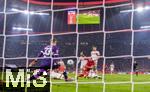 19.10.2024, Fussball 1. Bundesliga 2024/2025, 7. Spieltag,  FC Bayern Mnchen - VfB Stuttgart, in der Allianz-Arena Mnchen, Torschuss zum 2:0 von Harry Kane (FC Bayern Mnchen) gegen Torwart Alexander Nbel (Stuttgart) 


