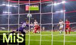 19.10.2024, Fussball 1. Bundesliga 2024/2025, 7. Spieltag,  FC Bayern Mnchen - VfB Stuttgart, in der Allianz-Arena Mnchen, Torschuss zum 2:0 von Harry Kane (FC Bayern Mnchen) gegen Torwart Alexander Nbel (Stuttgart) 


