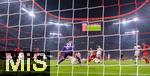 19.10.2024, Fussball 1. Bundesliga 2024/2025, 7. Spieltag,  FC Bayern Mnchen - VfB Stuttgart, in der Allianz-Arena Mnchen, Torschuss zum 2:0 von Harry Kane (FC Bayern Mnchen) gegen Torwart Alexander Nbel (Stuttgart) 


