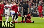 19.10.2024, Fussball 1. Bundesliga 2024/2025, 7. Spieltag,  FC Bayern Mnchen - VfB Stuttgart, in der Allianz-Arena Mnchen, Aleksandar Pavlovic (Bayern Mnchen)  liegt mit einer schweren Schulterverletzung nach einem Sturz auf die Schulter am Boden.


