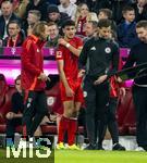 19.10.2024, Fussball 1. Bundesliga 2024/2025, 7. Spieltag,  FC Bayern Mnchen - VfB Stuttgart, in der Allianz-Arena Mnchen, Aleksandar Pavlovic (Bayern Mnchen) muss mit einer schweren Schulterverletzung nach einem Sturz auf die Schulter ausgewechselt werden.


