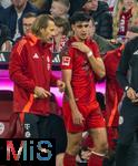 19.10.2024, Fussball 1. Bundesliga 2024/2025, 7. Spieltag,  FC Bayern Mnchen - VfB Stuttgart, in der Allianz-Arena Mnchen, Aleksandar Pavlovic (Bayern Mnchen) muss mit einer schweren Schulterverletzung nach einem Sturz auf die Schulter ausgewechselt werden.


