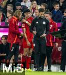 19.10.2024, Fussball 1. Bundesliga 2024/2025, 7. Spieltag,  FC Bayern Mnchen - VfB Stuttgart, in der Allianz-Arena Mnchen, Aleksandar Pavlovic (Bayern Mnchen) muss mit einer schweren Schulterverletzung nach einem Sturz auf die Schulter ausgewechselt werden.


