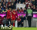 19.10.2024, Fussball 1. Bundesliga 2024/2025, 7. Spieltag,  FC Bayern Mnchen - VfB Stuttgart, in der Allianz-Arena Mnchen, Aleksandar Pavlovic (Bayern Mnchen) muss mit einer schweren Schulterverletzung nach einem Sturz auf die Schulter ausgewechselt werden.


