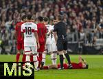 19.10.2024, Fussball 1. Bundesliga 2024/2025, 7. Spieltag,  FC Bayern Mnchen - VfB Stuttgart, in der Allianz-Arena Mnchen, Aleksandar Pavlovic (Bayern Mnchen)  liegt mit einer schweren Schulterverletzung nach einem Sturz auf die Schulter am Boden.


