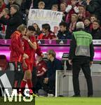 19.10.2024, Fussball 1. Bundesliga 2024/2025, 7. Spieltag,  FC Bayern Mnchen - VfB Stuttgart, in der Allianz-Arena Mnchen, Aleksandar Pavlovic (Bayern Mnchen) muss mit einer schweren Schulterverletzung nach einem Sturz auf die Schulter ausgewechselt werden.


