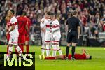 19.10.2024, Fussball 1. Bundesliga 2024/2025, 7. Spieltag,  FC Bayern Mnchen - VfB Stuttgart, in der Allianz-Arena Mnchen, Aleksandar Pavlovic (Bayern Mnchen)  liegt mit einer schweren Schulterverletzung nach einem Sturz auf die Schulter am Boden.


