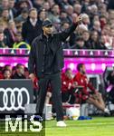 19.10.2024, Fussball 1. Bundesliga 2024/2025, 7. Spieltag,  FC Bayern Mnchen - VfB Stuttgart, in der Allianz-Arena Mnchen, Trainer Vincent Kompany (FC Bayern Mnchen) gibt Anweisungen.


