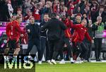 19.10.2024, Fussball 1. Bundesliga 2024/2025, 7. Spieltag,  FC Bayern Mnchen - VfB Stuttgart, in der Allianz-Arena Mnchen, Torjubel bei der Trainerbank der Bayern, Trainer Vincent Kompany (FC Bayern Mnchen), Sportdirektor Christoph Freund (Bayern Mnchen), 


