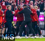 19.10.2024, Fussball 1. Bundesliga 2024/2025, 7. Spieltag,  FC Bayern Mnchen - VfB Stuttgart, in der Allianz-Arena Mnchen, Torjubel bei der Trainerbank der Bayern, Trainer Vincent Kompany (FC Bayern Mnchen), Sportdirektor Christoph Freund (Bayern Mnchen), 


