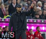 19.10.2024, Fussball 1. Bundesliga 2024/2025, 7. Spieltag,  FC Bayern Mnchen - VfB Stuttgart, in der Allianz-Arena Mnchen, Trainer Vincent Kompany (FC Bayern Mnchen) gibt Anweisungen.


