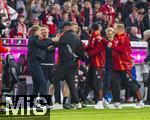 19.10.2024, Fussball 1. Bundesliga 2024/2025, 7. Spieltag,  FC Bayern Mnchen - VfB Stuttgart, in der Allianz-Arena Mnchen, Torjubel bei der Trainerbank der Bayern, Trainer Vincent Kompany (FC Bayern Mnchen), Sportdirektor Christoph Freund (Bayern Mnchen), 


