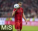 19.10.2024, Fussball 1. Bundesliga 2024/2025, 7. Spieltag,  FC Bayern Mnchen - VfB Stuttgart, in der Allianz-Arena Mnchen, Harry Kane (FC Bayern Mnchen) nach dem Spiel, den Ball hat er sich nach dem Spiel wegen seines Hattricks geschnappt.


