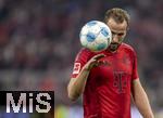 19.10.2024, Fussball 1. Bundesliga 2024/2025, 7. Spieltag,  FC Bayern Mnchen - VfB Stuttgart, in der Allianz-Arena Mnchen, Harry Kane (FC Bayern Mnchen) nach dem Spiel, den Ball hat er sich nach dem Spiel wegen seines Hattricks geschnappt.


