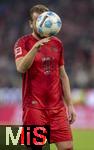 19.10.2024, Fussball 1. Bundesliga 2024/2025, 7. Spieltag,  FC Bayern Mnchen - VfB Stuttgart, in der Allianz-Arena Mnchen, Harry Kane (FC Bayern Mnchen) nach dem Spiel, den Ball hat er sich nach dem Spiel wegen seines Hattricks geschnappt.


