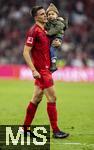 19.10.2024, Fussball 1. Bundesliga 2024/2025, 7. Spieltag,  FC Bayern Mnchen - VfB Stuttgart, in der Allianz-Arena Mnchen, Joao Palhinha (FC Bayern Mnchen) nach dem Spiel mit Sohn auf dem Platz.


