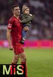 19.10.2024, Fussball 1. Bundesliga 2024/2025, 7. Spieltag,  FC Bayern Mnchen - VfB Stuttgart, in der Allianz-Arena Mnchen, Joao Palhinha (FC Bayern Mnchen) nach dem Spiel mit Sohn auf dem Platz.


