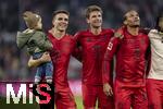 19.10.2024, Fussball 1. Bundesliga 2024/2025, 7. Spieltag,  FC Bayern Mnchen - VfB Stuttgart, in der Allianz-Arena Mnchen, Joao Palhinha (li, FC Bayern Mnchen) nach dem Spiel mit Sohn auf dem Platz. Thomas Mller (FC Bayern Mnchen), Leroy Sane (Bayern Mnchen), 


