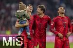 19.10.2024, Fussball 1. Bundesliga 2024/2025, 7. Spieltag,  FC Bayern Mnchen - VfB Stuttgart, in der Allianz-Arena Mnchen, Joao Palhinha (li, FC Bayern Mnchen) nach dem Spiel mit Sohn auf dem Platz. Thomas Mller (FC Bayern Mnchen), Leroy Sane (Bayern Mnchen), 


