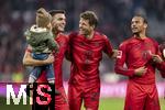 19.10.2024, Fussball 1. Bundesliga 2024/2025, 7. Spieltag,  FC Bayern Mnchen - VfB Stuttgart, in der Allianz-Arena Mnchen, Joao Palhinha (li, FC Bayern Mnchen) nach dem Spiel mit Sohn auf dem Platz. Thomas Mller (FC Bayern Mnchen), Leroy Sane (Bayern Mnchen), 


