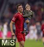 19.10.2024, Fussball 1. Bundesliga 2024/2025, 7. Spieltag,  FC Bayern Mnchen - VfB Stuttgart, in der Allianz-Arena Mnchen, Joao Palhinha (FC Bayern Mnchen) nach dem Spiel mit Sohn auf dem Platz. 


