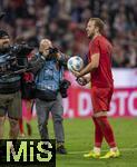 19.10.2024, Fussball 1. Bundesliga 2024/2025, 7. Spieltag,  FC Bayern Mnchen - VfB Stuttgart, in der Allianz-Arena Mnchen, Harry Kane (FC Bayern Mnchen) nach dem Spiel, den Ball hat er sich nach dem Spiel wegen seines Hattricks geschnappt. 


