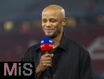 19.10.2024, Fussball 1. Bundesliga 2024/2025, 7. Spieltag,  FC Bayern Mnchen - VfB Stuttgart, in der Allianz-Arena Mnchen, Trainer Vincent Kompany (FC Bayern Mnchen) am SKY-Sport Mikrofon.


