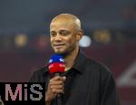 19.10.2024, Fussball 1. Bundesliga 2024/2025, 7. Spieltag,  FC Bayern Mnchen - VfB Stuttgart, in der Allianz-Arena Mnchen, Trainer Vincent Kompany (FC Bayern Mnchen) am SKY-Sport Mikrofon.


