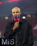 19.10.2024, Fussball 1. Bundesliga 2024/2025, 7. Spieltag,  FC Bayern Mnchen - VfB Stuttgart, in der Allianz-Arena Mnchen, Trainer Vincent Kompany (FC Bayern Mnchen) am SKY-Sport Mikrofon.


